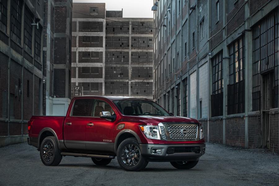  Nissan Titan Platinum Reserve Crew Cab 2016 года  (фото 3 из 17)